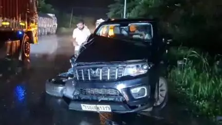వైరా: వైరా మండలం స్టేజి పినపాక బ్రిడ్జి వద్ద కారు, వ్యాను ఢీ, తప్పిన ప్రాణాపాయం