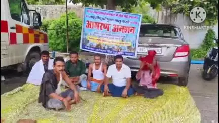 बक्सर: सदर अस्पताल का ICU शुरू कराने के लिए हरे कृष्ण सिंह के नेतृत्व में युवाओं ने CS कार्यालय पर किया आमरण अनशन