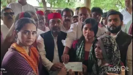 जौनपुर: नेवादा में तिहरे हत्याकांड के परिजनों को सपा प्रतिनिधिमंडल ने सौंपा ₹2 लाख का चेक
