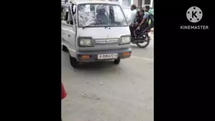 जावद: खोर ग्राम पंचायत कार्यालय के बाहर तेज रफ्तार ओमनी कार पलटी, कार क्षतिग्रस्त