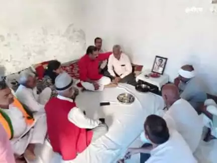 किरावली: राजस्थान सीमा पर हुए हादसे में मृतकों के घर सांत्वना देने पहुंचे सांसद