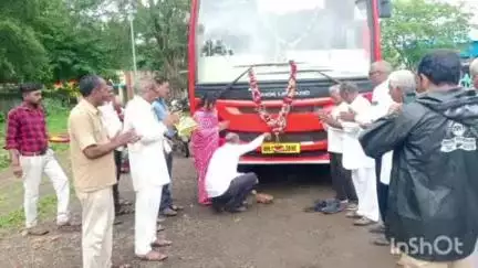 नेर: बसस्थानक येथून पाचही लाल परीने वारकरी पंढरपूर येथे रवाना