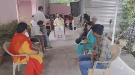 देवसर: दर्जनों लोग विधायक निवास पर पहुंचे, विधायक ने सुनी उनकी समस्या