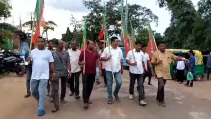 শান্তিরবাজার: দেবদারু বাজারে ভারতীয় জনতা পার্টির যুব মোর্চার উদ্যোগে অনুষ্ঠিত হয় বিক্ষোভ মিছিল