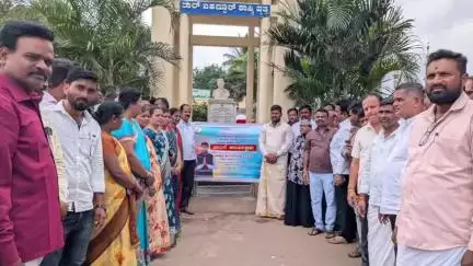ಹಡಗಲಿ: ಪಟ್ಟಣದ ಶಾಸ್ತ್ರಿ ವೃತ್ತದಲ್ಲಿ ವಿವಿಧ ವಾರ್ಡ್ ಗಳಿಗೆ.ಎಲ್ಇಡಿ ಬೀದಿದೀಪ & ಟೈಮರ್ ಯಂತ್ರಗಳ ಅಳವಡಿಸುವ ಕಾಮಗಾರಿಗೆ ಶಾಸಕ;ಕೃಷ್ಣ ನಾಯ್ಕ್ ಚಾಲನೆ