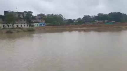 सिमडेगा: लगातार बारिश से सिमडेगा कुंजनगर का सरकारी तालाब टूटा, किसानों की फसल बर्बाद