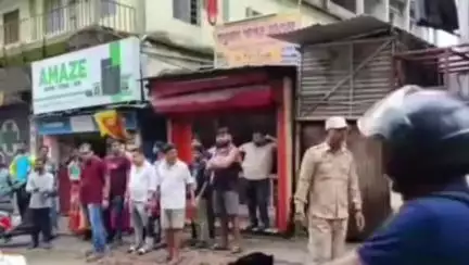 তেজপুৰ: তেজপুৰত নিৰ্মীয়মাণ বিল্ডিঙৰ ওপৰৰ পৰা পৰি এগৰাকী শ্ৰমিক কৰুণ মৃত্যু হয়