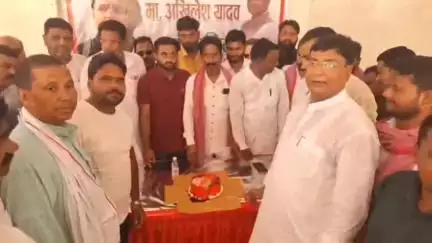 रुदौली: रुदौली क्षेत्र में पूर्व सीएम व सपा के मुखिया अखिलेश यादव का जन्मदिन धूमधाम से मनाया गया, पूर्व मंत्री भी रहे मौजूद