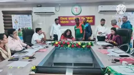 जिला कार्यालय मोहला में जनदर्शन में कलेक्टर ने सुनीं समस्याएं, दिए त्वरित निराकरण के निर्देश