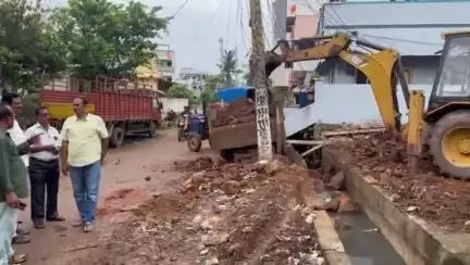 పెద్దాపురం, పలు వార్డుల్లో జరుగుతున్న అభివృద్ధి పనులను మున్సిపాలిటీ అధికారులతో కలిసి పరిశీలించిన వైస్ చైర్ పర్సన్.