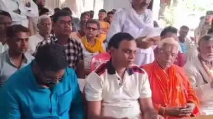 मोहनिया: मोहनिया थाना परिसर में पदाधिकारियों और समाज सेवियों के बीच मोहर्रम को लेकर शांति समिति की बैठक हुई