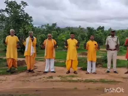पलेरा: ग्राम बन्ने बुजुर्ग में वन विभाग की टीम ने गायत्री परिवार के साथ किया वृक्षारोपण