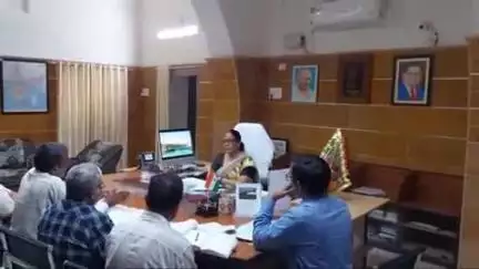 टोंक: कलेक्ट्रेट कक्ष में जिला कलेक्टर कल्पना अग्रवाल ने ग्रामीण विकास व पंचायत राज विभाग की योजनाओं की समीक्षा बैठक ली