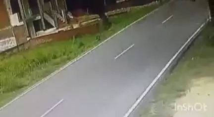 कुंडा: महेशगंज के जैतापुर झींगुर में टाइनी संचालक से हुई लूट, घटना सीसीटीवी में कैद
