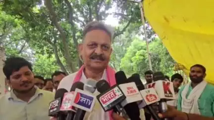 मुहम्मदाबाद: गाजीपुर के सांसद अफजाल अंसारी ने कथावाक पर पूछा, देश संविधान से चलेगा या मनुस्मृति से? महाभारत का दिया उदाहरण