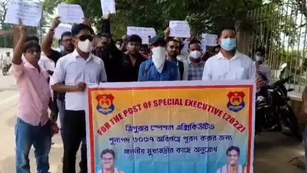 মোহনপুর: স্পেশাল এক্সিকিউটিভ পদে নিয়োগের দাবিতে পুলিশ হেডকোয়ার্টারে পুলিশের মহানির্দেশকের
নিকট দাবী সনদ দিল বেকাররা