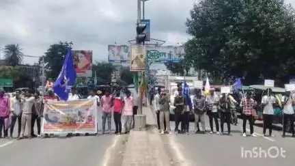 বংশীহারী: ইভিএম বাতিলের দাবিতে ভারত বনধ: বুনিয়াদপুরে পিকেটিং, জাতীয় সড়ক অবরোধ
ভারত মুক্তি মোর্চার