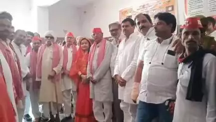महोबा: जिला अस्पताल में सपा कार्यकर्ताओं ने मरीजों को फल वितरित कर अखिलेश यादव का जन्मदिन मनाया