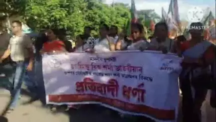 পশ্চিম যোৰহাট: মুখ্যমন্ত্ৰীৰ বাহনলৈ বটল দলিওৱাৰ বিৰুদ্ধে নগৰ স্থিত ষ্টেডিয়ামত বিজেপিৰ প্ৰতিবাদ