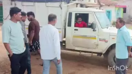पेंड्री में नकली कृषि दवाई और खाद बेचते बोलेरो पिकअप वाहन को पकड़ा गया, 2 लोग हुए फरार, कृषि विभाग ने की कार्रवाई
