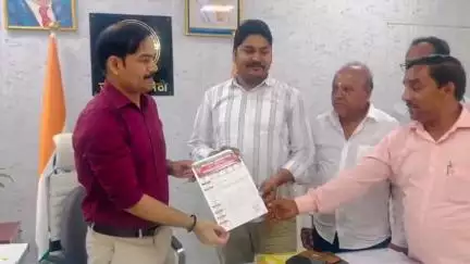 गौरीगंज: जिलाधिकारी कार्यालय पहुंचे व्यापारी नेता ने देवीपाटन मंदिर में जलभराव की समस्या पर शिकायती पत्र सौंपा