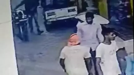 महमूदाबाद: महमूदाबाद में दिनदहाड़े ज्वेलर्स की दुकान के पास बाइक चोरी, पूरी वारदात सीसीटीवी में कैद