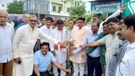 हुरड़ा: हुरड़ा रोड स्थित राजमहल सिटी में 'माँ के नाम' वृक्षारोपण अभियान की शुरुआत विधायक सांखला ने की