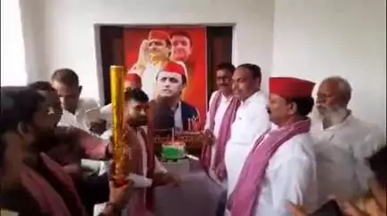 चकिया: आदित्य नारायण पुस्तकालय चकिया में जोश और उत्साह के साथ मनाया गया पूर्व मुख्यमंत्री अखिलेश यादव का 52वां जन्मदिन