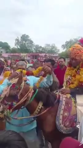 सारंगपुर: छापरा में सेवानिवृत्त शिक्षक की अनूठी विदाई, घोड़ी पर बिठाकर निकाला जुलूस, घर तक छोड़ने पहुंचे