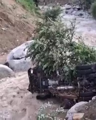 करसोग: करसोग में बादल फटने से हाहाकार, गाड़ियां बह गईं, घरों को नुकसान और सड़कें भी क्षतिग्रस्त