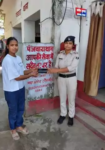 दिनांक 1.7.2025 को पंजवारा थाना अन्तर्गत ऑपरेशन मुस्कान के तहत खोये हुए मोबाईल को बरामद कर वास्तविक धारक को सुपुर्द किया