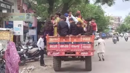 महोबा: परमानंद तिराहे में पुलिस की मौजूदगी में शासन की मनाही के बावजूद ट्रैक्टर-ट्राली में 30 से अधिक सवारी बैठी दिखी