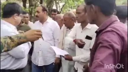 सबलगढ़: समाकापुरा गांव के ग्रामीणों को तीन महीने से राशन नहीं मिला, शिकायत लेकर एसडीएम कार्यालय पहुंचे