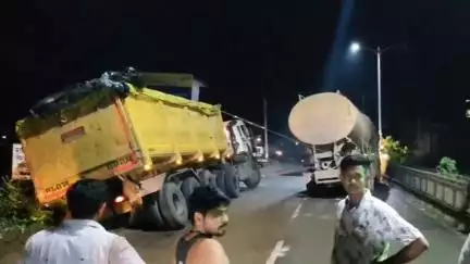 पलारी: पलारी में शुभम के मार्ट के पास फंसा ट्रेलर, निकालने के लिए खींचते रहे गाड़ियां, यातायात व्यवस्था कई घंटों तक प्रभावित