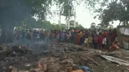 मीनापुर: मुजफ्फरपुर के डिहुली गांव में सरकारी भूमि से प्रशासन द्वारा अतिक्रमण हटाया गया