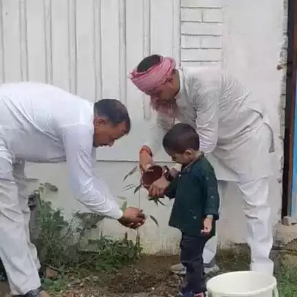 चुनार: मठना में सपा कार्यकर्ताओं ने अखिलेश यादव के जन्मदिन पर काटा केक और किया पौध रोपण