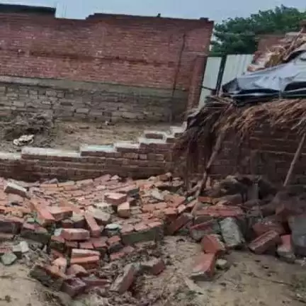 चुनार: महुली गांव में निर्माणाधीन घर की दीवार गिरने से एक मजदूर गंभीर रूप से घायल