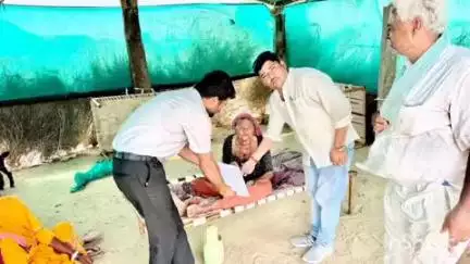 पोकरण: दीनदयाल उपाध्याय के अंत्योदय का सपना साकार करते हुए विकास अधिकारी हनुमान राम ने खूहड़ा में वृद्ध महिला की पेंशन शुरू की