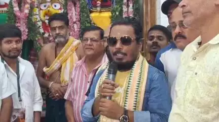 ଛତ୍ରପୁର: ଛତ୍ରପୁର ମଝିବଜାର ସ୍ଥିତ ଆଡପ ମଣ୍ଡପରେ ପହଂଚି ଚତୁର୍ଦ୍ଧାମୁର୍ତ୍ତିଙ୍କୁ ଦର୍ଶନ କଲେ ହାସ୍ୟ ଅଭିନେତା ହରିହର