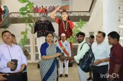 झाबुआ: झाबुआ में कलेक्टर ने जनसुनवाई में आवेदकों को 'एक पेड़ मां के नाम' अभियान के तहत फलदार पौधे भेंट किए