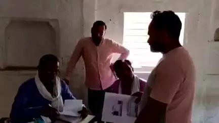 नरवर: नरवर के सुनारी गांव में सहकारी संस्था में खाद उपलब्ध नहीं होने से किसान परेशान