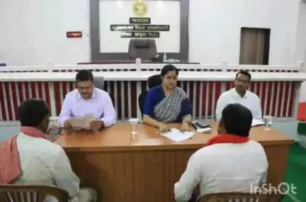 झाबुआ: झाबुआ में कलेक्टर ने जनसुनवाई ली, आवेदनों के तत्काल निपटारे के दिए निर्देश