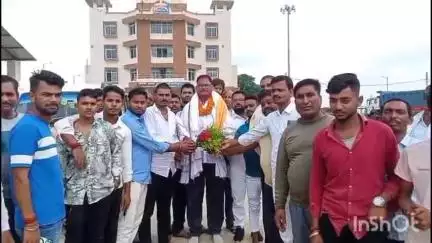 लक्ष्मीपुर: मोहनपुर थाना परिसर में समारोह आयोजित कर एएसआई का भव्य विदाई किया गया