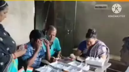 ঠাকুরপুকুর-মহেশতলা: অভিষেক বন্দ্যোপাধ্যায় এর উদ্যোগে মহেশতলা পৌরসভার ৩০ নম্বর ওয়ার্ডের ১০০ জন পুরুষ ও মহিলার হাতে তুলে দেয়া হলো চশমা