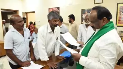ನವಲಗುಂದ: ನವಲಗುಂದದಲ್ಲಿ ಜನತಾ ದರ್ಶನ ನಡೆಸುವ ಮೂಲಕ ಸಾರ್ವಜನಿಕರ ಅಹವಾಲು ಸ್ವೀಕರಿಸಿದ ಶಾಸಕ ಎನ್.ಎಚ್.ಕೋನರಡ್ಡಿ