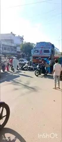 खतौली: खतौली कस्बे के हाईवे मार्ग पर बेकाबू ट्रक ने बाइक सवार युवक को कुचला, युवक गंभीर रूप से घायल
