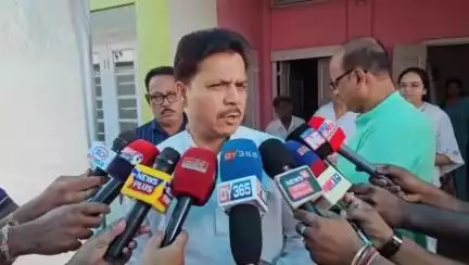 তেজপুৰ: অসম আন্দোলনৰ সৈনিক তথা বিশিষ্ট সমাজকৰ্মী প্ৰয়াত গিৰীন্দ্ৰ বৰাৰ মৃত্যুৰ খবৰ পাই তেখেতৰ তেজপুৰৰ বাসগৃহত উপস্থিত ভূপেন বৰা