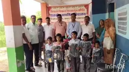 दांतारामगढ़: कांकरिया जोहड़ा राजकीय विद्यालय में बैंक शाखा ने बच्चों को शिक्षण सामग्री का वितरण किया और लगाए गए छायादार पौधे