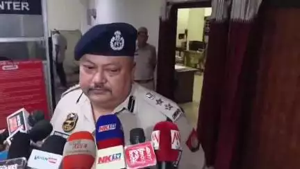 পূব ডিব্ৰুগড়: নিষিদ্ধ গো মাংস ৰখাৰ অপৰাধত মহানগৰত গ্ৰেপ্তাৰ তিনিজন, জব্দ ১৫ কিলো কেঁচা মাংস, সদৰত আৰক্ষী অধীক্ষকৰ সংবাদমেল সম্বোধন