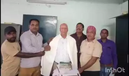 टिकारी: अनुमंडलीय अस्पताल टिकारी में डॉक्टर्स डे पर व्यवसायिक संघ ने चिकित्सक को सम्मानित किया